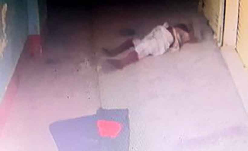 জাতীয় পতাকা টানাতে গিয়ে এক ব্যক্তির মৃত্যু