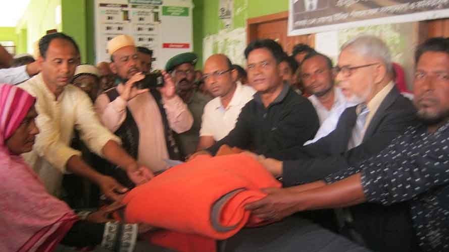 মাধবপুরে শীতার্তদের মাঝে উপজেলা চেয়ারম্যানের কম্বল বিতরণ