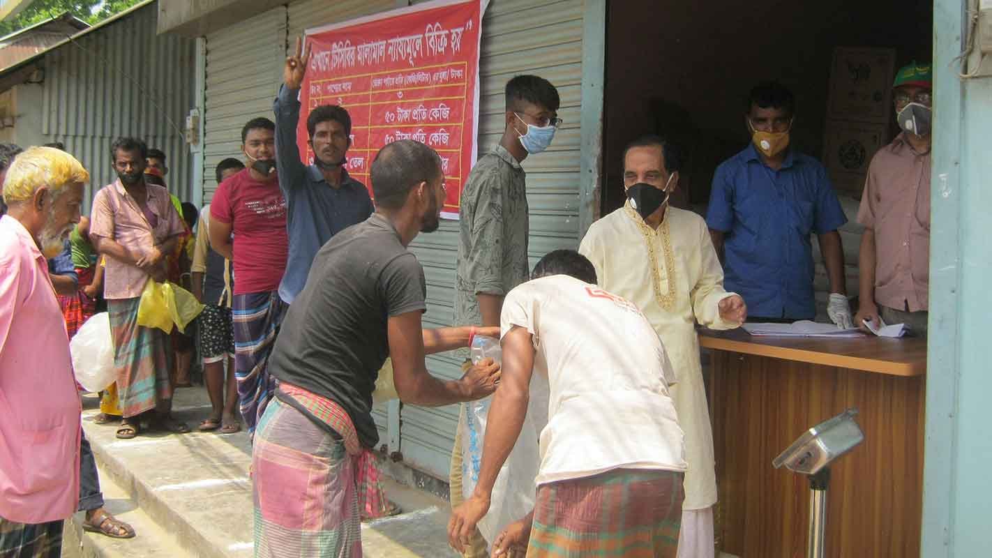 শায়েস্তাগঞ্জে টিসিবির পন্য বিক্রি