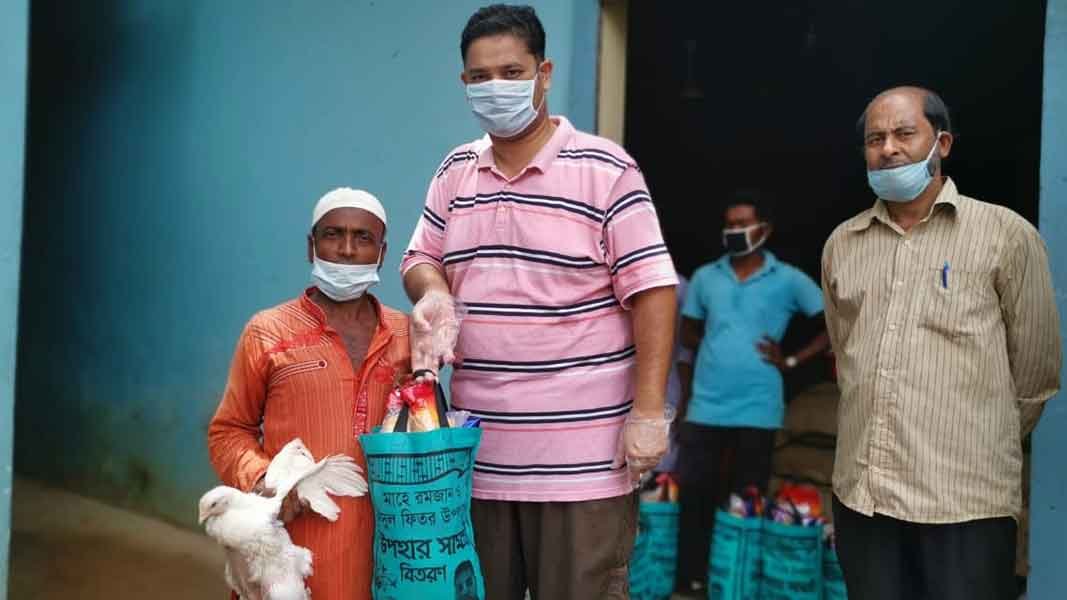শায়েস্তাগঞ্জে ২শ পরিবারকে খাদ্যের সাথে মুরগি উপহার দিয়েছে সারোয়ার গ্রুপ