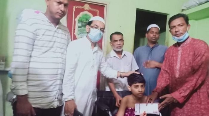 শায়েস্তাগঞ্জে আহত স্কুল ছাত্রীর পাশে যুবলীগ সভাপতি