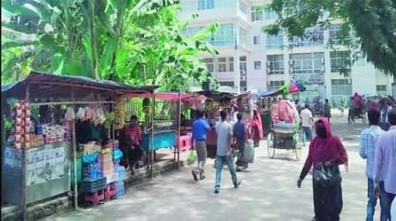 শেখ হাসিনা মেডিকেল কলেজ ও সদর হাসপাতালের সামনে গড়ে উঠেছে অবৈধ স্থাপনা