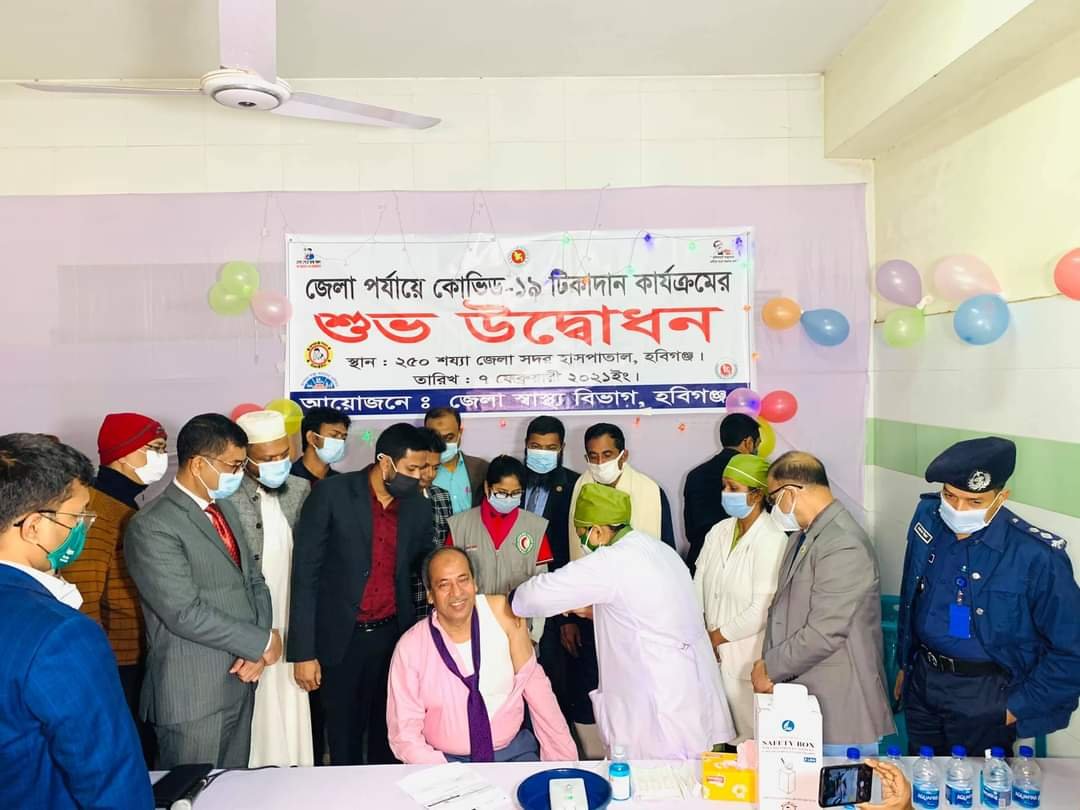 সবার আগে টিকা নিয়ে জেলাবাসীকে উদ্বুদ্ধ করলেন এমপি আবু জাহির