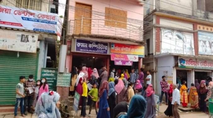 টাকা দেবে সরকার এমন গুজবে হবিগঞ্জে হুমড়ি খেয়ে রেজিস্ট্রেশন করছে শিক্ষার্থীরা