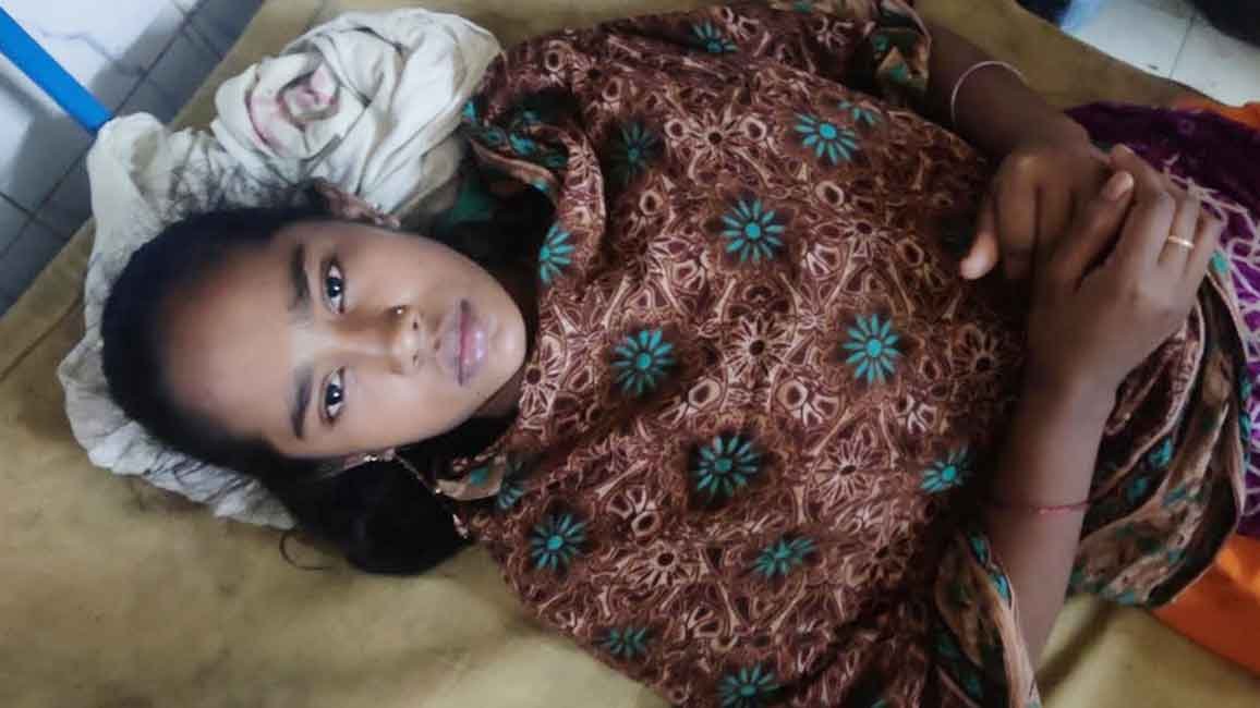 বিয়ে করার দেড় মাসের মাথায় নববধূকে মুখ বিষ ঢেলে হত্যার চেষ্টা
