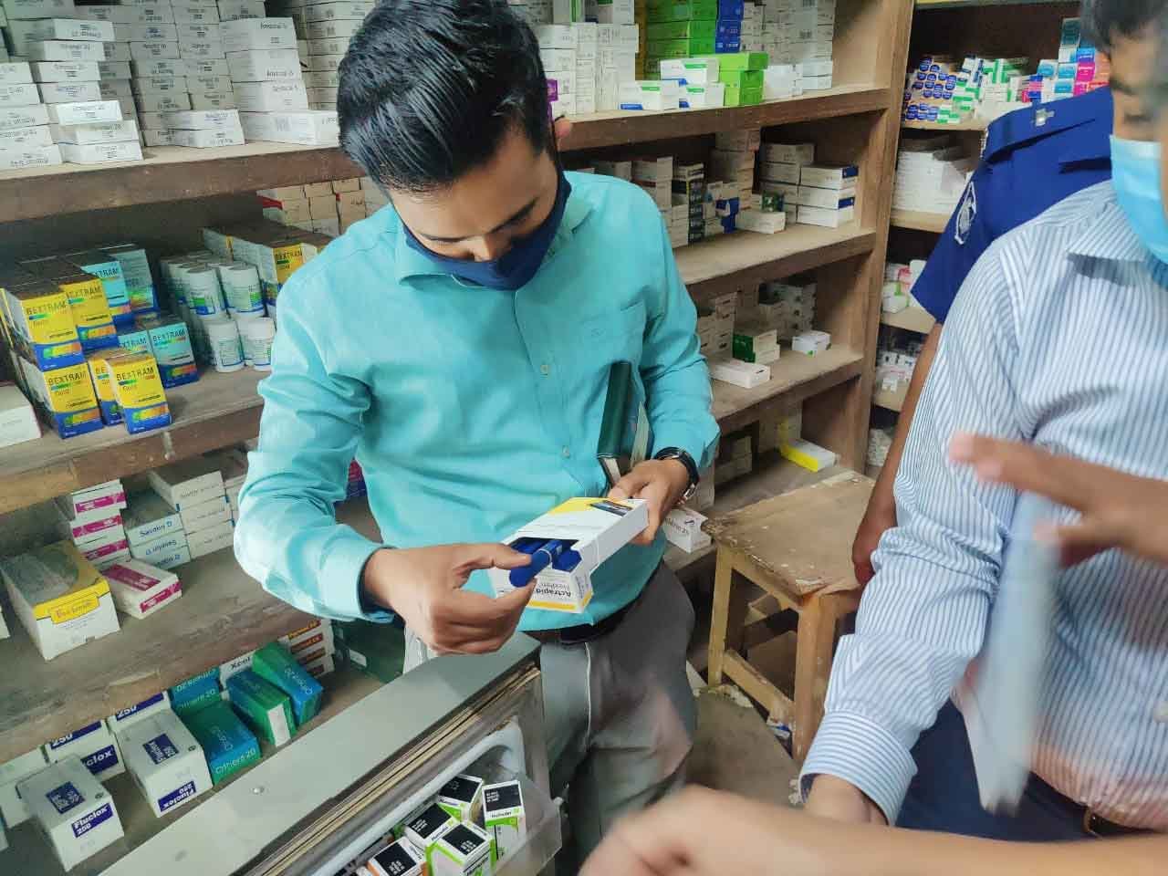 শহরের ফার্মেসিগুলোতে ভ্রাম্যমাণ আদালতের অভিযান শহরের ফার্মেসিগুলোতে ভ্রাম্যমাণ আদালতের অভিযান