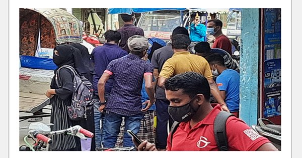 শহরের বিভিন্ন পয়েন্টে ঝটলা বেধে মোবাইল সিম বিক্রি, মানা হচ্ছে না স্বাস্থ্যবিধি
