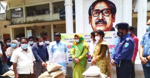 মাধবপুরে জেলা প্রশাসক বিনামূল্যে কৃষকদের মাঝে সার ও বীজ বিতরণ করেছেন