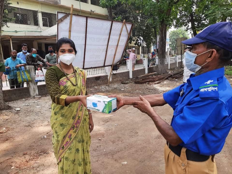 মাধবপুরে গ্রাম-পুলিশদের  উপজেলা নির্বাহী অফিসারের মাস্ক উপহার
