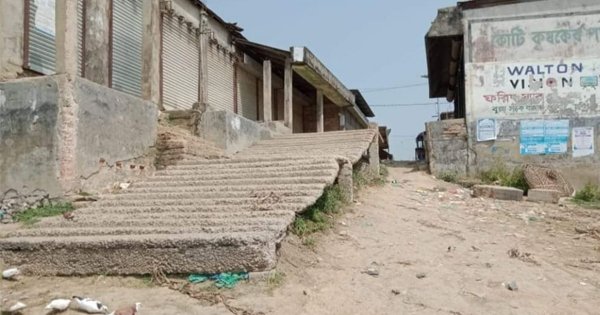 বুল্লা বাজারে নৌ-ঘাটলা ছোট হওয়ায় বানিজ্যে দুর্ভোগ