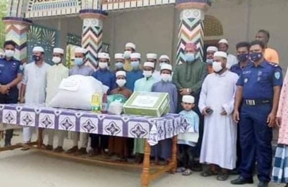 লাখাইয়ে এতিম ছাত্রদের মাঝে পুলিশ সুপারের ইফতার বিতরণ