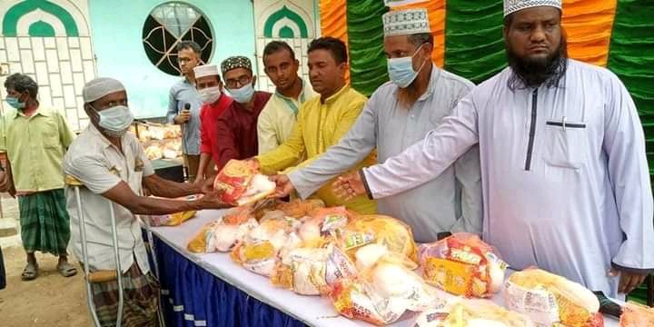 ৩০০ পরিবারের মাঝে ইনভাইটার অব ইসলামের ঈদ সামগ্রী বিতরণ
