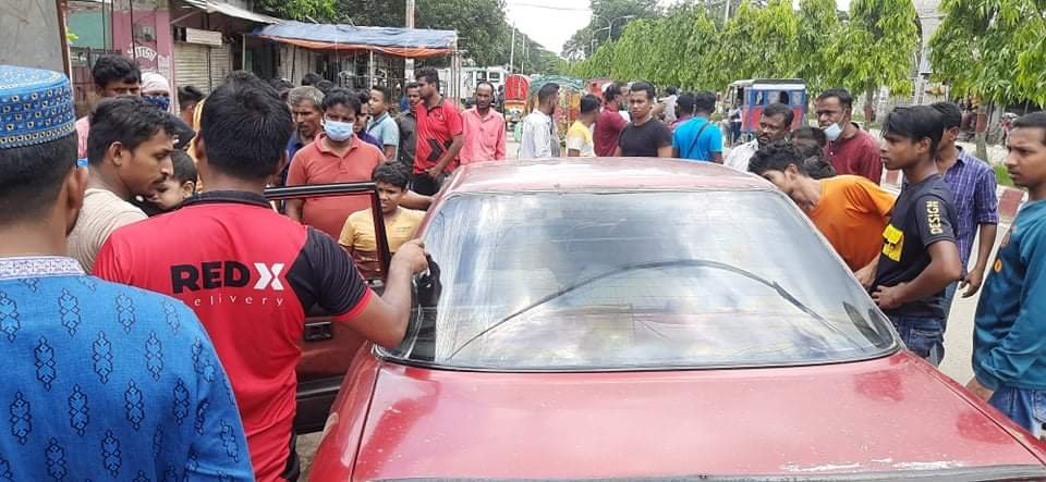 বেপরোয়া গতিতে মোটরসাইকেল অভারটেক করার সময় দূঘর্টনা