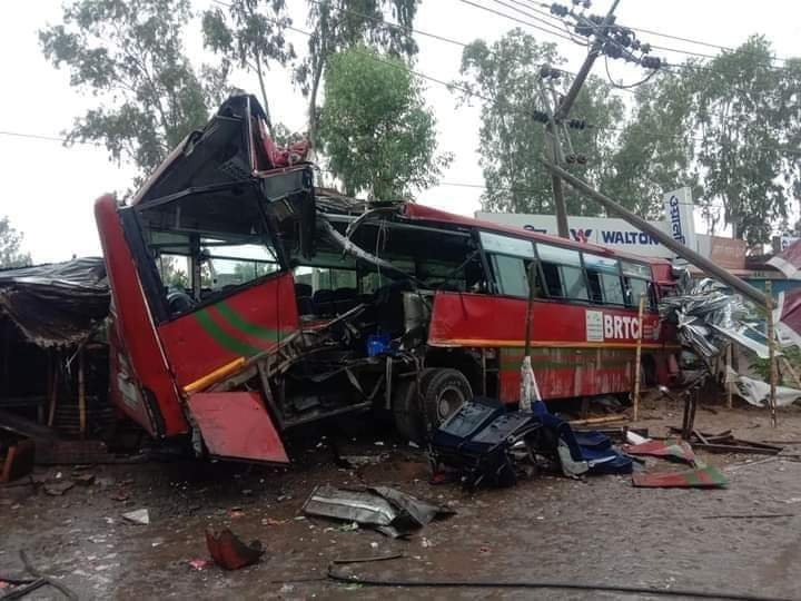 বিআরটিসি বাস নিয়ন্ত্রণ হারিয়ে দূর্ঘটনা, আহত ১৫