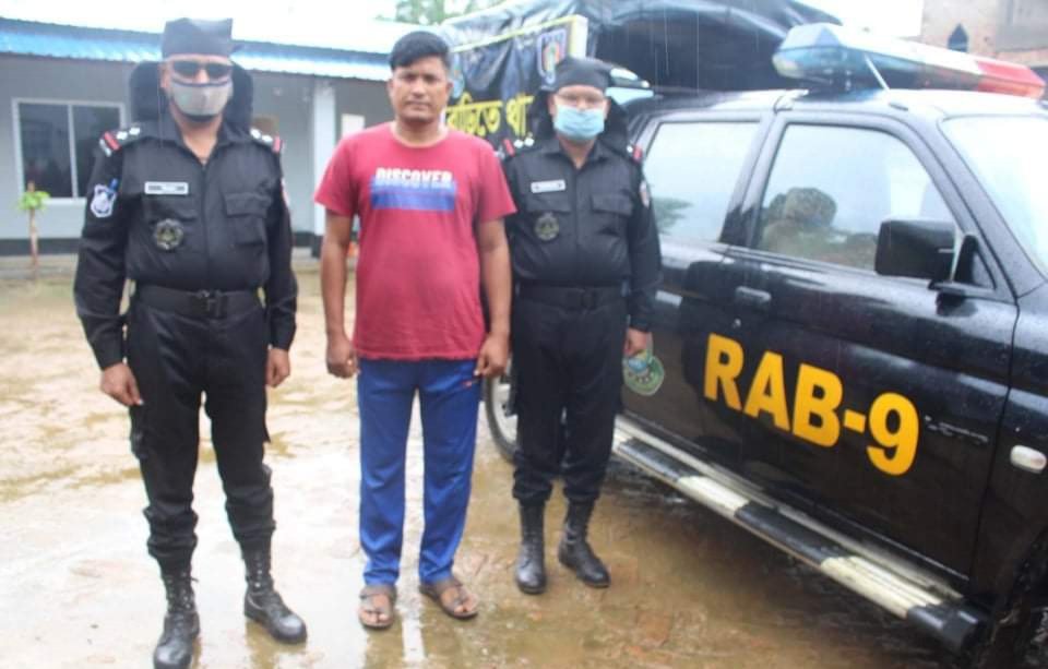 চুনারুঘাট থেকে  ভূয়া র‍্যাব অফিসারের পরিচয়দানকারী  প্রতারক গ্রেফতার