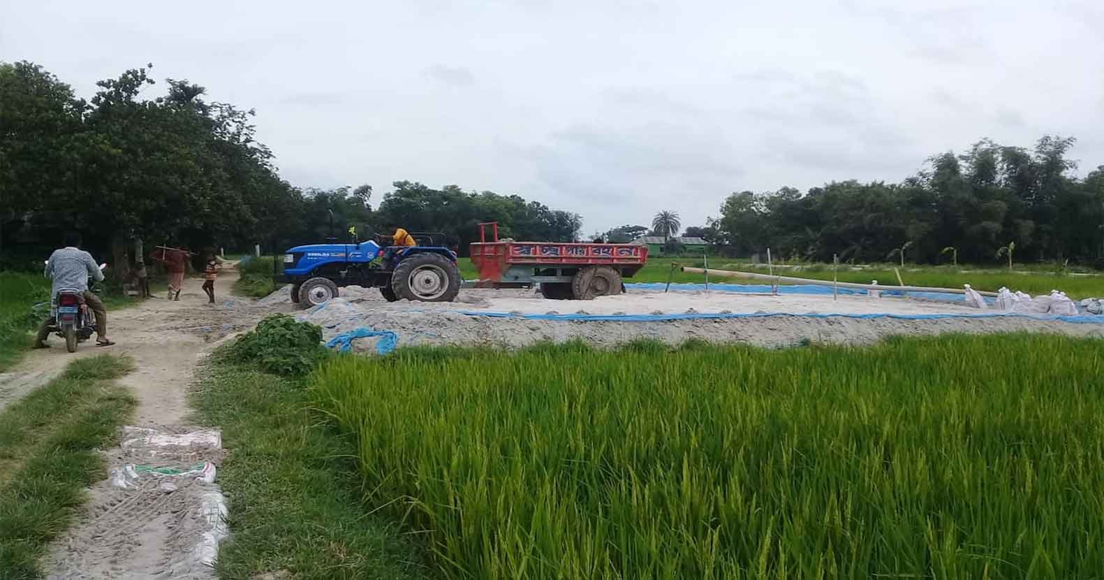 মাধবপুরে গ্রামীণ জনপদে অবৈধভাবে বালু পাচার, এলাকাবাসীর মধ্যে ক্ষোভের সৃষ্টি