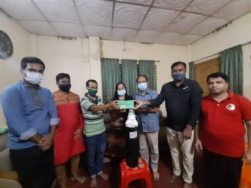 মানবসেবায় মহিলা ভাইস-চেয়ারম্যান ফেরদৌস আরা বেগমের অক্সিজেন সিলিন্ডার দান