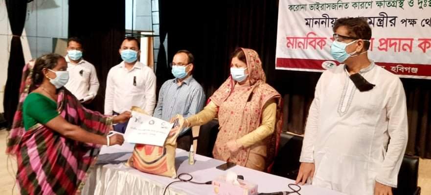 জেলা প্রশাসনের উদ্যোগে দুঃস্থদের মাঝে প্রধানমন্ত্রীর সহায়তা প্রদান