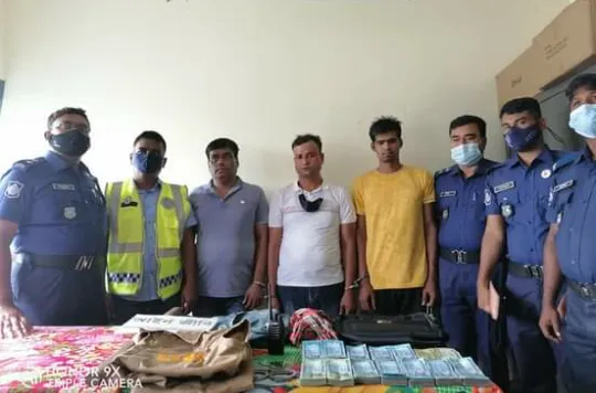 মাধবপুরে পুলিশের হাতে তিন ভুয়া ডিবি পুলিশ আটক