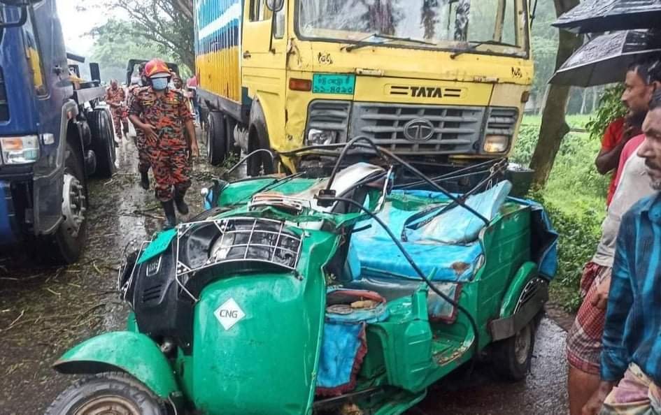 ঢাকা সিলেট মহাসড়কে ট্রাক-সিএনজি মুখোমুখি সংঘর্ষে নিহত ৬