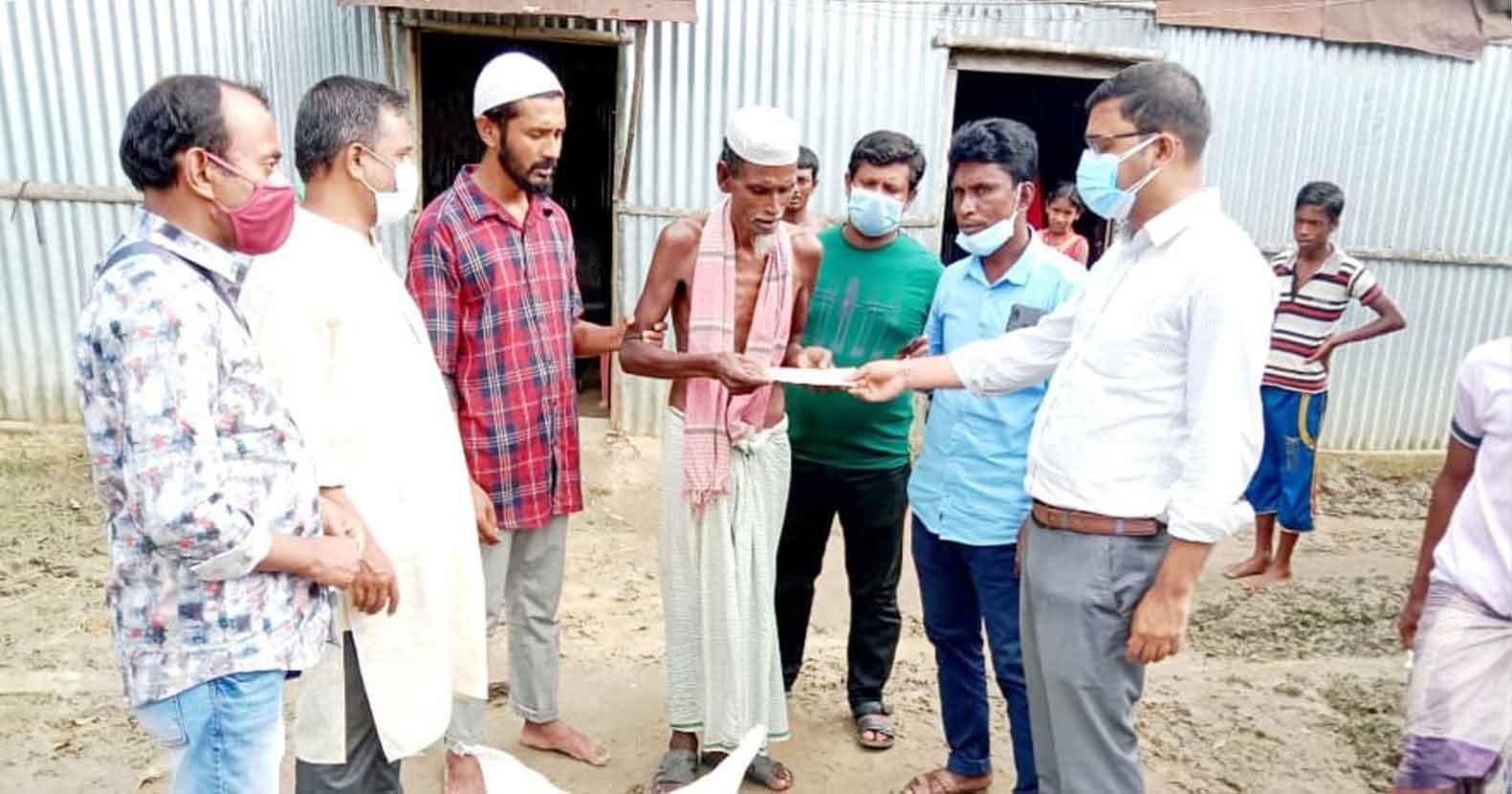 সড়ক দুর্ঘটনায় নিহত ও আহতদের পরিবারকে জেলা প্রশাসনের সহায়তা