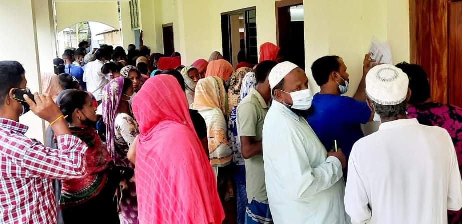 হবিগঞ্জে করোনার টিকা গ্রহণে মানুষের উপচেপড়া ভিড়