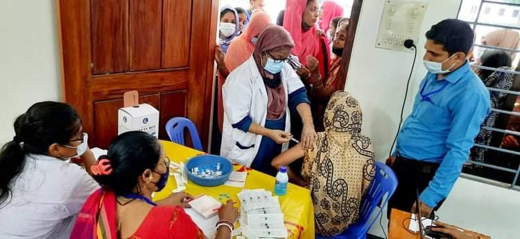 হবিগঞ্জে করোনার টিকা গ্রহণে মানুষের উপচেপড়া ভিড়