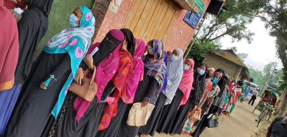হবিগঞ্জে করোনার টিকা গ্রহণে মানুষের উপচেপড়া ভিড়