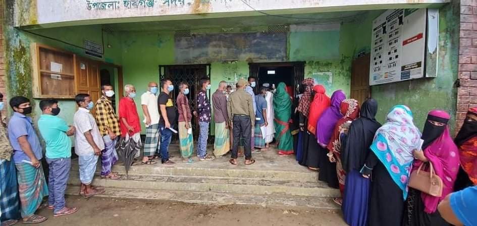হবিগঞ্জে করোনার টিকা গ্রহণে মানুষের উপচেপড়া ভিড়