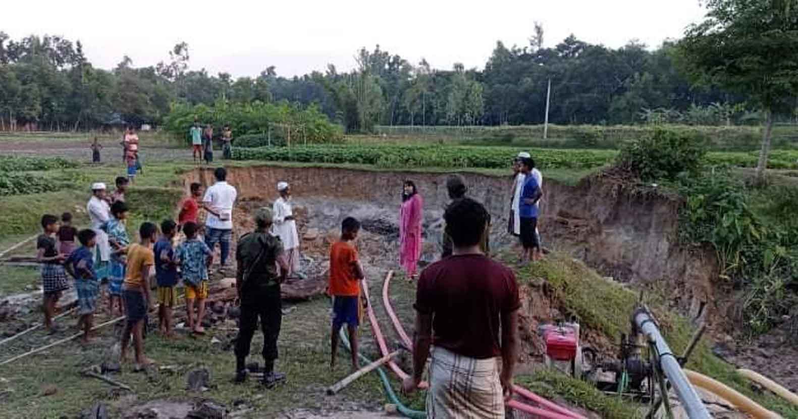 বাহুবলে অবৈধ বালু ও ড্রেজার মেশিন জব্দ