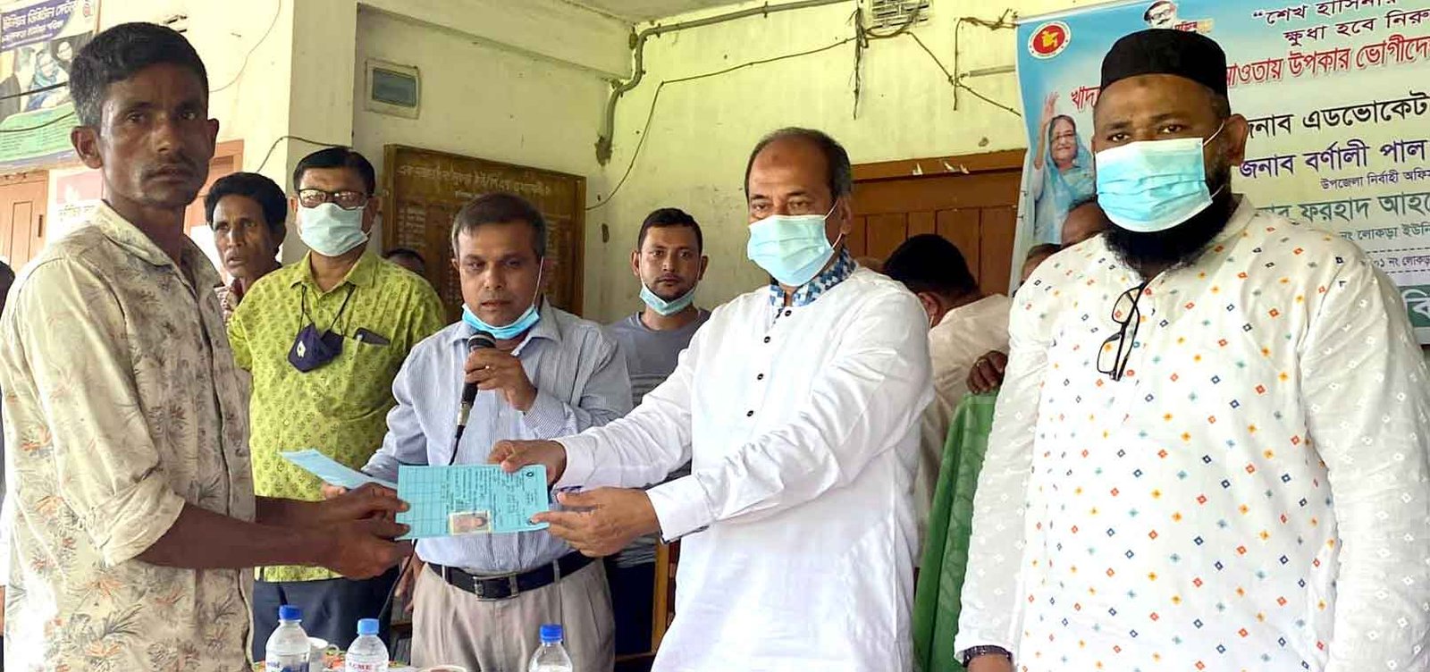 ৩ দিনে সাড়ে আট হাজার চালের কার্ড বিতরণ করলেন এমপি আবু জাহির