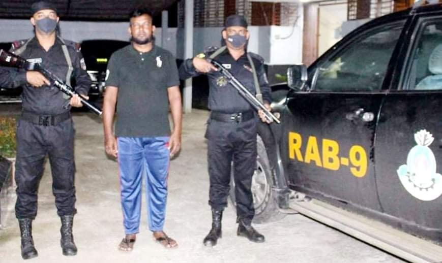 বাহুবলে পলাতক আসামী র‍্যাবের হাতে আটক
