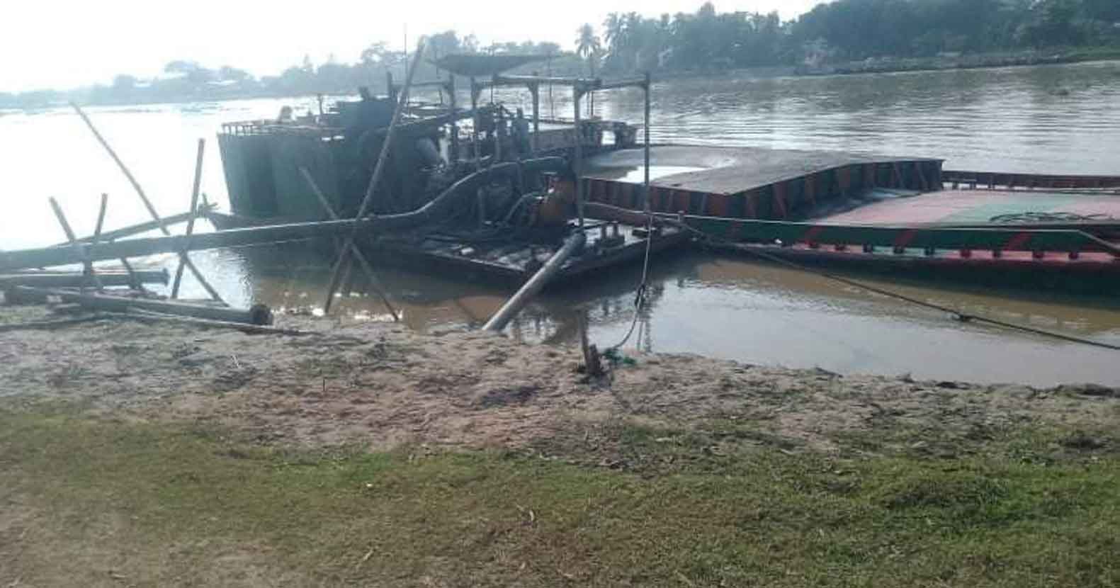 কুশিয়ারা ও কালনী নদী থেকে অবৈধভাবে বালু উত্তোলন, ভাঙ্গনের মুখে নদী ও ফসলী জমি
