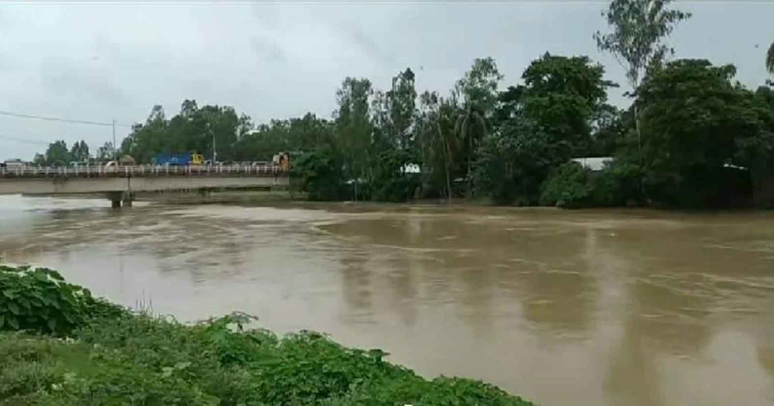 বেড়েই চলেছে খোয়াই নদীর পানি