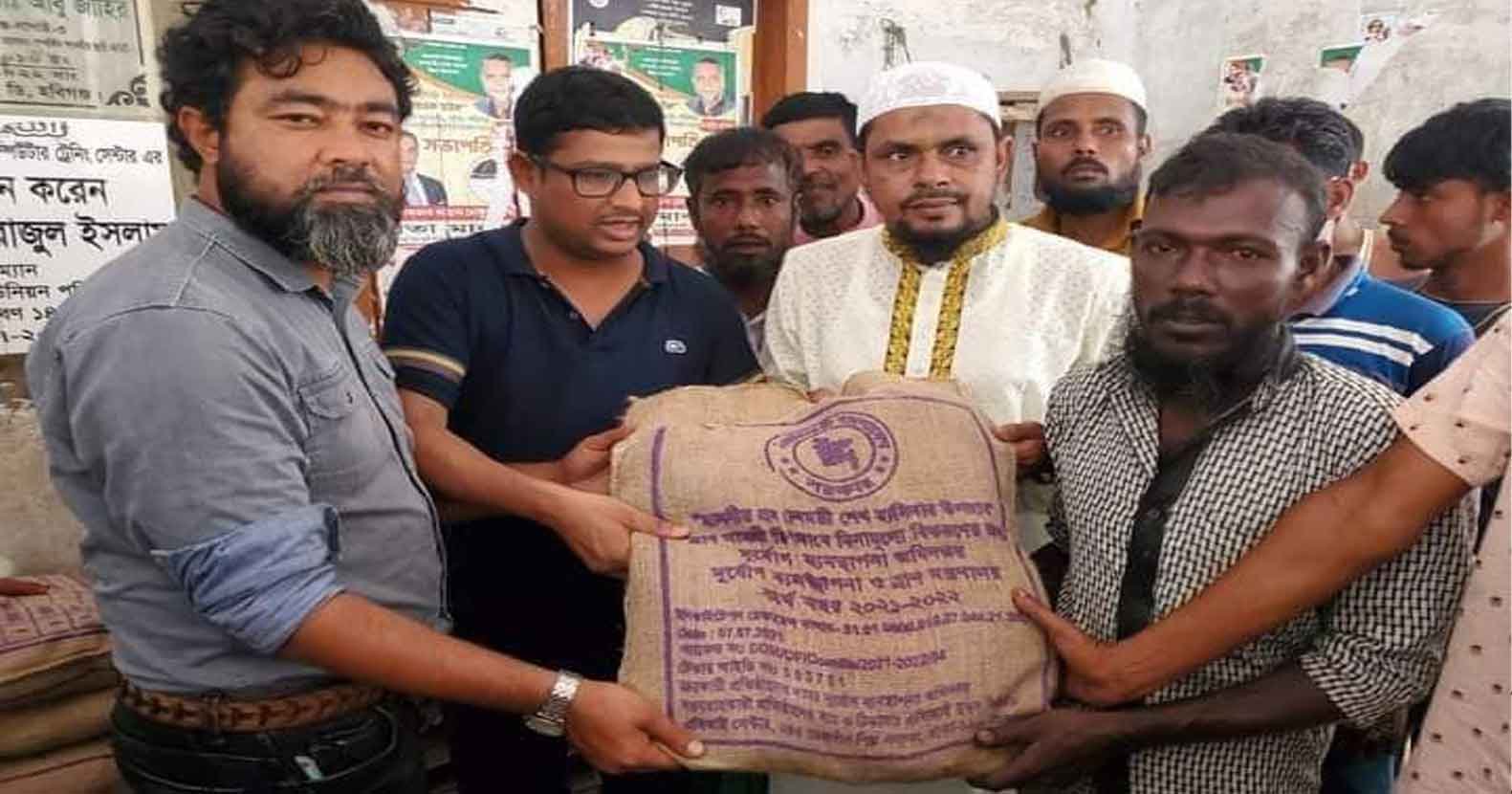 লাখাইয়ে বন্যার্তদের মাঝে প্রশাসনের ত্রান সামগ্রী বিতরন