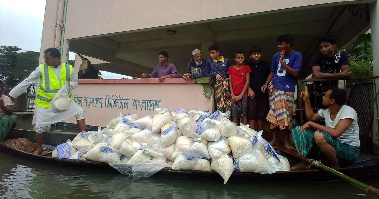 সিলেটে বন্যার্তদের মাঝে খাবার বিতরণ করেছে তাসনুভা শামীম ফাউন্ডেশন