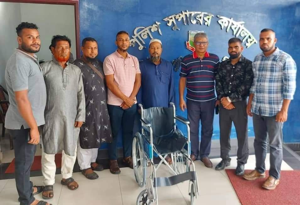 মানবিক হবিগঞ্জের পক্ষ থেকে এক প্রতিবন্ধীকে হুইল চেয়ার প্রদান